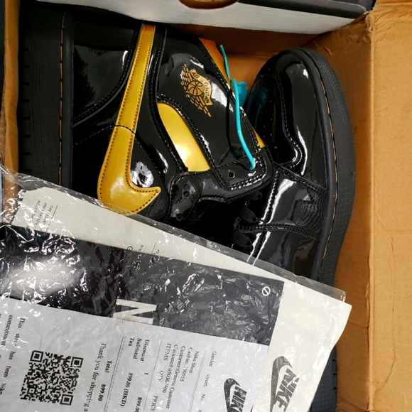 ⭐Nike Air Jordan 1 Retro High OG Black Metallic Gold Patent⭐ - Picture 2 of 2